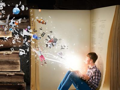 Dreng sidder i åben bog